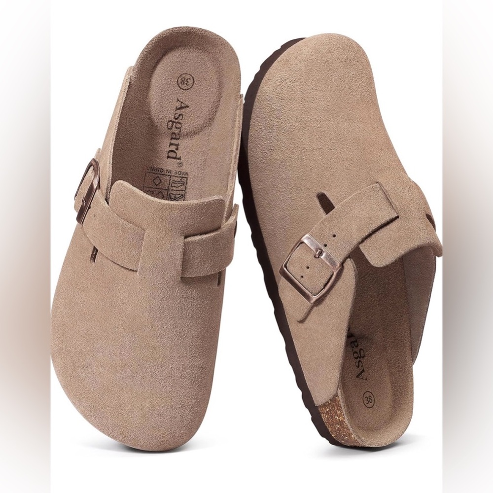 Suede clogs